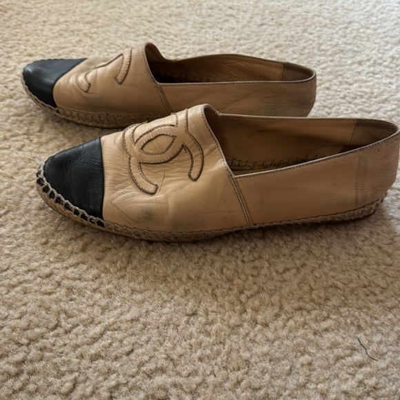 CHANEL Beige & Black LEATHER Cap Toe ESPADRILLE Slip On DESIGNER SHOES size 41 - Picture 2 of 7